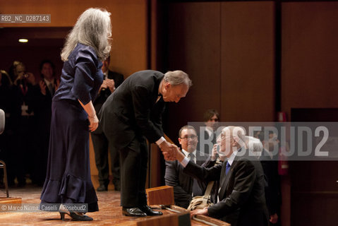 Giovedì 21 aprile 2011 - Roma, Auditorium Parco della Musica (Accademia Nazionale di Santa Cecilia).ORCHESTRA MOZART.MAHLER CHAMBER ORCHESTRA.ESTONIAN PHILHARMONIC CHAMBER CHOIR.CLAUDIO ABBADO direttore.MARTHA ARGERICH pianoforte        Stretta di mano Claudio Abbado e GIORGIO NAPOLITANO ©Marco Nirmal Caselli/Rosebud2