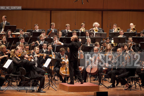 Giovedì 21 aprile 2011 - Roma, Auditorium Parco della Musica (Accademia Nazionale di Santa Cecilia).ORCHESTRA MOZART.MAHLER CHAMBER ORCHESTRA.ESTONIAN PHILHARMONIC CHAMBER CHOIR.CLAUDIO ABBADO direttore.MARTHA ARGERICH pianoforte ©Marco Nirmal Caselli/Rosebud2