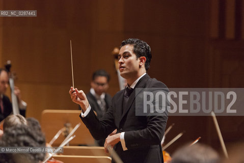 Orchestra Mozart e Orchestra del Maggio Fiorentino Diego Matheuz direttore Firenze 22 dicembre 2011 ©Marco Nirmal Caselli/Rosebud2