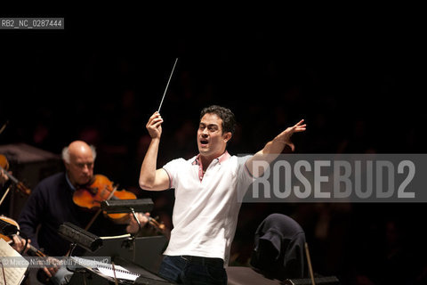 Orchestra Mozart e Orchestra del Maggio Fiorentino Diego Matheuz direttore Firenze 22 dicembre 2011 ©Marco Nirmal Caselli/Rosebud2