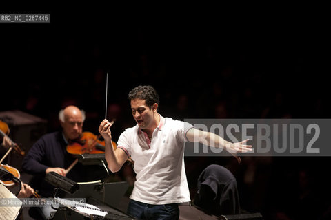 Orchestra Mozart e Orchestra del Maggio Fiorentino Diego Matheuz direttore Firenze 22 dicembre 2011 ©Marco Nirmal Caselli/Rosebud2