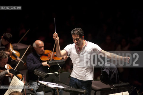 Orchestra Mozart e Orchestra del Maggio Fiorentino Diego Matheuz direttore Firenze 22 dicembre 2011 ©Marco Nirmal Caselli/Rosebud2