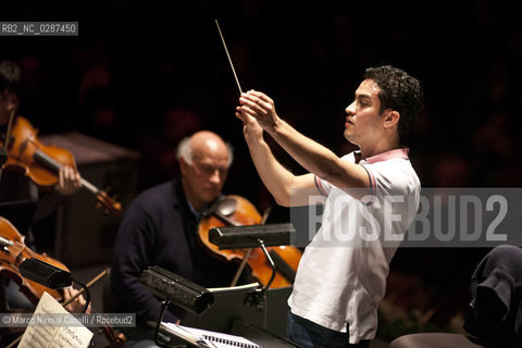Orchestra Mozart e Orchestra del Maggio Fiorentino Diego Matheuz direttore Firenze 22 dicembre 2011 ©Marco Nirmal Caselli/Rosebud2