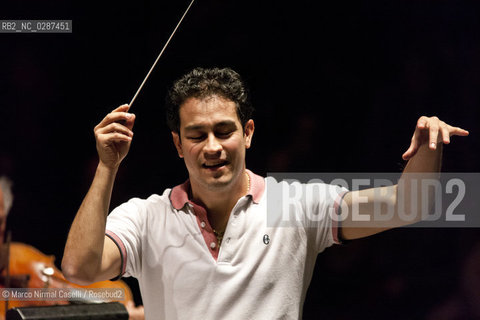 Orchestra Mozart e Orchestra del Maggio Fiorentino Diego Matheuz direttore Firenze 22 dicembre 2011 ©Marco Nirmal Caselli/Rosebud2