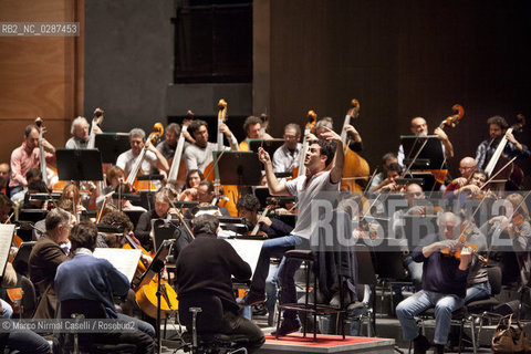 Orchestra Mozart e Orchestra del Maggio Fiorentino Diego Matheuz direttore Firenze 22 dicembre 2011 ©Marco Nirmal Caselli/Rosebud2