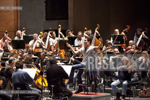 Orchestra Mozart e Orchestra del Maggio Fiorentino Diego Matheuz direttore Firenze 22 dicembre 2011 ©Marco Nirmal Caselli/Rosebud2
