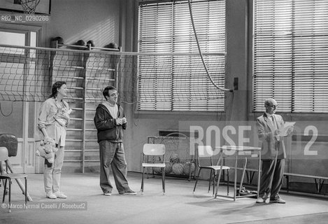 SOTTO_BANCO di Domenico Starnone Teatro Comunale di Ferrara PROSA _24_03_1993.REGIA Daniele Luchetti.con Silvio Orlando e Angela Finocchiaro. Era il 1992, anno in cui debuttò Sottobanco, lo spettacolo teatrale interpretato da un gruppo di attori eccezionali capitanati da Silvio Orlando e diretti da Daniele Luchetti. Lo spettacolo divenne presto un cult, antesignano di tutto il filone di ambientazione scolastica tra cui anche la trasposizione cinematografica del 1995 della stessa pièce che prese il titolo La scuola . Riportato ora in scena, sempre con la regia di Daniele Lucchetti e Silvio Orlando e Marina Massironi come interpreti. Il titolo dello spettacolo LA SCUOLA ©Marco Nirmal Caselli/Rosebud2