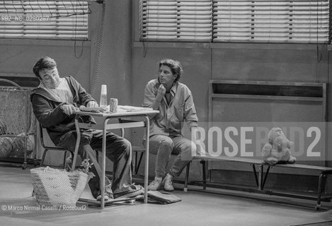 SOTTO_BANCO di Domenico Starnone Teatro Comunale di Ferrara PROSA _24_03_1993.REGIA Daniele Luchetti.con Silvio Orlando e Angela Finocchiaro. Era il 1992, anno in cui debuttò Sottobanco, lo spettacolo teatrale interpretato da un gruppo di attori eccezionali capitanati da Silvio Orlando e diretti da Daniele Luchetti. Lo spettacolo divenne presto un cult, antesignano di tutto il filone di ambientazione scolastica tra cui anche la trasposizione cinematografica del 1995 della stessa pièce che prese il titolo La scuola . Riportato ora in scena, sempre con la regia di Daniele Lucchetti e Silvio Orlando e Marina Massironi come interpreti. Il titolo dello spettacolo LA SCUOLA ©Marco Nirmal Caselli/Rosebud2