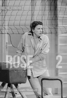 SOTTO_BANCO di Domenico Starnone Teatro Comunale di Ferrara PROSA _24_03_1993.REGIA Daniele Luchetti.con Silvio Orlando e Angela Finocchiaro. Era il 1992, anno in cui debuttò Sottobanco, lo spettacolo teatrale interpretato da un gruppo di attori eccezionali capitanati da Silvio Orlando e diretti da Daniele Luchetti. Lo spettacolo divenne presto un cult, antesignano di tutto il filone di ambientazione scolastica tra cui anche la trasposizione cinematografica del 1995 della stessa pièce che prese il titolo La scuola . Riportato ora in scena, sempre con la regia di Daniele Lucchetti e Silvio Orlando e Marina Massironi come interpreti. Il titolo dello spettacolo LA SCUOLA ©Marco Nirmal Caselli/Rosebud2