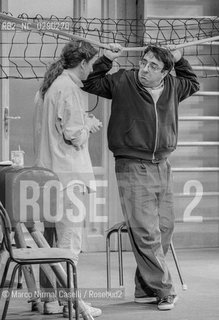 SOTTO_BANCO di Domenico Starnone Teatro Comunale di Ferrara PROSA _24_03_1993.REGIA Daniele Luchetti.con Silvio Orlando e Angela Finocchiaro. Era il 1992, anno in cui debuttò Sottobanco, lo spettacolo teatrale interpretato da un gruppo di attori eccezionali capitanati da Silvio Orlando e diretti da Daniele Luchetti. Lo spettacolo divenne presto un cult, antesignano di tutto il filone di ambientazione scolastica tra cui anche la trasposizione cinematografica del 1995 della stessa pièce che prese il titolo La scuola . Riportato ora in scena, sempre con la regia di Daniele Lucchetti e Silvio Orlando e Marina Massironi come interpreti. Il titolo dello spettacolo LA SCUOLA ©Marco Nirmal Caselli/Rosebud2