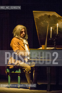Teatro Comunale di Ferrara PROSA 14/2/2014 SILVIO ORLANDO.IL NIPOTE DI RAMEAU di Denis Diderot.adattamento Edoardo Erba, Silvio Orlando.con Silvio Orlando, Amerigo Fontani, Maria Laura Rondanini.regia Silvio Orlando.scene Giancarlo Basili.costumi Giovanna Buzzi.clavicembalista Luca Testa.Produzione Cardellino srl ©Marco Nirmal Caselli/Rosebud2