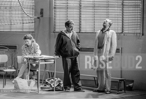 SOTTO_BANCO di Domenico Starnone Teatro Comunale di Ferrara PROSA _24_03_1993.REGIA Daniele Luchetti.con Silvio Orlando e Angela Finocchiaro. Era il 1992, anno in cui debuttò Sottobanco, lo spettacolo teatrale interpretato da un gruppo di attori eccezionali capitanati da Silvio Orlando e diretti da Daniele Luchetti. Lo spettacolo divenne presto un cult, antesignano di tutto il filone di ambientazione scolastica tra cui anche la trasposizione cinematografica del 1995 della stessa pièce che prese il titolo La scuola . Riportato ora in scena, sempre con la regia di Daniele Lucchetti e Silvio Orlando e Marina Massironi come interpreti. Il titolo dello spettacolo LA SCUOLA ©Marco Nirmal Caselli/Rosebud2