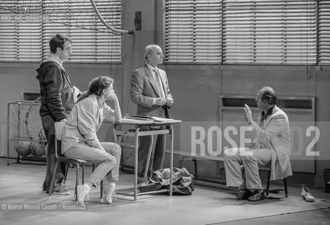 SOTTO_BANCO di Domenico Starnone Teatro Comunale di Ferrara PROSA _24_03_1993.REGIA Daniele Luchetti.con Silvio Orlando e Angela Finocchiaro. Era il 1992, anno in cui debuttò Sottobanco, lo spettacolo teatrale interpretato da un gruppo di attori eccezionali capitanati da Silvio Orlando e diretti da Daniele Luchetti. Lo spettacolo divenne presto un cult, antesignano di tutto il filone di ambientazione scolastica tra cui anche la trasposizione cinematografica del 1995 della stessa pièce che prese il titolo La scuola . Riportato ora in scena, sempre con la regia di Daniele Lucchetti e Silvio Orlando e Marina Massironi come interpreti. Il titolo dello spettacolo LA SCUOLA ©Marco Nirmal Caselli/Rosebud2