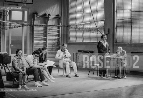 SOTTO_BANCO di Domenico Starnone Teatro Comunale di Ferrara PROSA _24_03_1993.REGIA Daniele Luchetti.con Silvio Orlando e Angela Finocchiaro. Era il 1992, anno in cui debuttò Sottobanco, lo spettacolo teatrale interpretato da un gruppo di attori eccezionali capitanati da Silvio Orlando e diretti da Daniele Luchetti. Lo spettacolo divenne presto un cult, antesignano di tutto il filone di ambientazione scolastica tra cui anche la trasposizione cinematografica del 1995 della stessa pièce che prese il titolo La scuola . Riportato ora in scena, sempre con la regia di Daniele Lucchetti e Silvio Orlando e Marina Massironi come interpreti. Il titolo dello spettacolo LA SCUOLA ©Marco Nirmal Caselli/Rosebud2