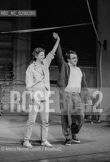 SOTTO_BANCO di Domenico Starnone Teatro Comunale di Ferrara PROSA _24_03_1993.REGIA Daniele Luchetti.con Silvio Orlando e Angela Finocchiaro. Era il 1992, anno in cui debuttò Sottobanco, lo spettacolo teatrale interpretato da un gruppo di attori eccezionali capitanati da Silvio Orlando e diretti da Daniele Luchetti. Lo spettacolo divenne presto un cult, antesignano di tutto il filone di ambientazione scolastica tra cui anche la trasposizione cinematografica del 1995 della stessa pièce che prese il titolo La scuola . Riportato ora in scena, sempre con la regia di Daniele Lucchetti e Silvio Orlando e Marina Massironi come interpreti. Il titolo dello spettacolo LA SCUOLA ©Marco Nirmal Caselli/Rosebud2
