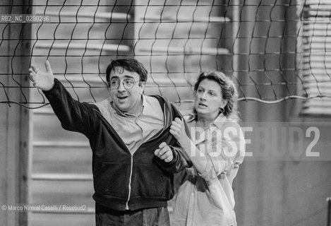 SOTTO_BANCO di Domenico Starnone Teatro Comunale di Ferrara PROSA _24_03_1993.REGIA Daniele Luchetti.con Silvio Orlando e Angela Finocchiaro. Era il 1992, anno in cui debuttò Sottobanco, lo spettacolo teatrale interpretato da un gruppo di attori eccezionali capitanati da Silvio Orlando e diretti da Daniele Luchetti. Lo spettacolo divenne presto un cult, antesignano di tutto il filone di ambientazione scolastica tra cui anche la trasposizione cinematografica del 1995 della stessa pièce che prese il titolo La scuola . Riportato ora in scena, sempre con la regia di Daniele Lucchetti e Silvio Orlando e Marina Massironi come interpreti. Il titolo dello spettacolo LA SCUOLA ©Marco Nirmal Caselli/Rosebud2
