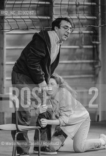 SOTTO_BANCO di Domenico Starnone Teatro Comunale di Ferrara PROSA _24_03_1993.REGIA Daniele Luchetti.con Silvio Orlando e Angela Finocchiaro. Era il 1992, anno in cui debuttò Sottobanco, lo spettacolo teatrale interpretato da un gruppo di attori eccezionali capitanati da Silvio Orlando e diretti da Daniele Luchetti. Lo spettacolo divenne presto un cult, antesignano di tutto il filone di ambientazione scolastica tra cui anche la trasposizione cinematografica del 1995 della stessa pièce che prese il titolo La scuola . Riportato ora in scena, sempre con la regia di Daniele Lucchetti e Silvio Orlando e Marina Massironi come interpreti. Il titolo dello spettacolo LA SCUOLA ©Marco Nirmal Caselli/Rosebud2