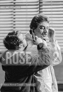 SOTTO_BANCO di Domenico Starnone Teatro Comunale di Ferrara PROSA _24_03_1993.REGIA Daniele Luchetti.con Silvio Orlando e Angela Finocchiaro. Era il 1992, anno in cui debuttò Sottobanco, lo spettacolo teatrale interpretato da un gruppo di attori eccezionali capitanati da Silvio Orlando e diretti da Daniele Luchetti. Lo spettacolo divenne presto un cult, antesignano di tutto il filone di ambientazione scolastica tra cui anche la trasposizione cinematografica del 1995 della stessa pièce che prese il titolo La scuola . Riportato ora in scena, sempre con la regia di Daniele Lucchetti e Silvio Orlando e Marina Massironi come interpreti. Il titolo dello spettacolo LA SCUOLA ©Marco Nirmal Caselli/Rosebud2