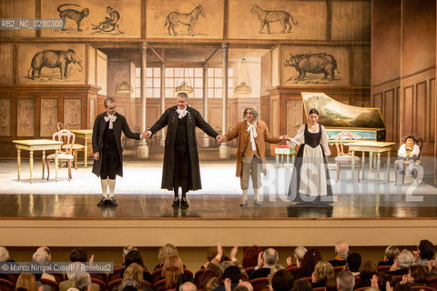 Teatro Comunale di Ferrara PROSA 14/2/2014 SILVIO ORLANDO.IL NIPOTE DI RAMEAU di Denis Diderot.adattamento Edoardo Erba, Silvio Orlando.con Silvio Orlando, Amerigo Fontani, Maria Laura Rondanini.regia Silvio Orlando.scene Giancarlo Basili.costumi Giovanna Buzzi.clavicembalista Luca Testa.Produzione Cardellino srl ©Marco Nirmal Caselli/Rosebud2