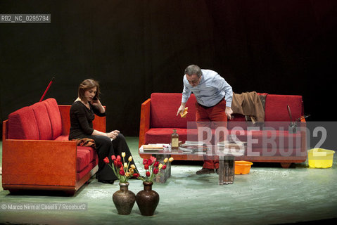 IL DIO DELLA CARNEFICINA.di Yasmina Reza.traduzione Alessandra Serra.con Anna Bonaiuto, Alessio Boni, Michela Cescon,  Silvio Orlando..regia Roberto Andò.scene, costumi e luci Gianni Carluccio ©Marco Nirmal Caselli/Rosebud2