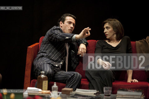 IL DIO DELLA CARNEFICINA.di Yasmina Reza.traduzione Alessandra Serra.con Anna Bonaiuto, Alessio Boni, Michela Cescon,  Silvio Orlando..regia Roberto Andò.scene, costumi e luci Gianni Carluccio ©Marco Nirmal Caselli/Rosebud2