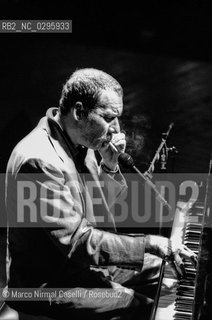 07_Paolo_Conte_04_08_88 con i musicisti.Vittorio Volpe batteria.Andrea Allione chitarra.Tiziano Barbieri basso e contrabbasso.Mimmo Turone tastiere.Antonio Marangolo sax.Marcello Crocco flauto e sax.Claudio Capurro clarinetto e sax.Massirno Boccalini clarinetto e sax.Mirco Marchelli tromba.Marco Lepratto trombone.Marie Françoise Pelissier «Fanette» violoncello ©Marco Nirmal Caselli/Rosebud2