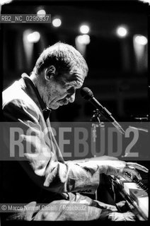 07_Paolo_Conte_04_08_88 con i musicisti.Vittorio Volpe batteria.Andrea Allione chitarra.Tiziano Barbieri basso e contrabbasso.Mimmo Turone tastiere.Antonio Marangolo sax.Marcello Crocco flauto e sax.Claudio Capurro clarinetto e sax.Massirno Boccalini clarinetto e sax.Mirco Marchelli tromba.Marco Lepratto trombone.Marie Françoise Pelissier «Fanette» violoncello ©Marco Nirmal Caselli/Rosebud2
