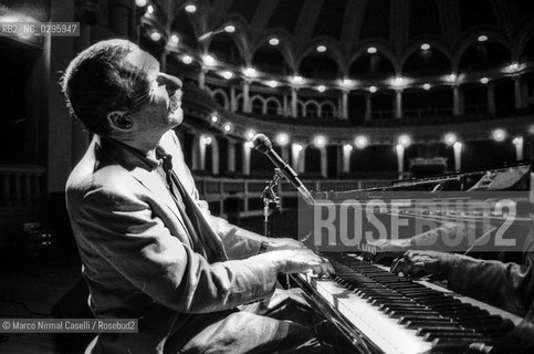 07_Paolo_Conte_04_08_88 con i musicisti.Vittorio Volpe batteria.Andrea Allione chitarra.Tiziano Barbieri basso e contrabbasso.Mimmo Turone tastiere.Antonio Marangolo sax.Marcello Crocco flauto e sax.Claudio Capurro clarinetto e sax.Massirno Boccalini clarinetto e sax.Mirco Marchelli tromba.Marco Lepratto trombone.Marie Françoise Pelissier «Fanette» violoncello ©Marco Nirmal Caselli/Rosebud2