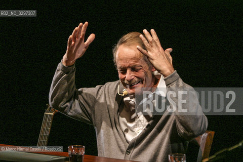The writer Erri De Luca CHISCIOTTE E GLI INVINCIBILI.di Erri De Luca.con Erri De Luca; Gianmaria Testa.e Gabriele Mirabassi Produzioni Fuorivia Cuneo 13 novembre 2004 ©Marco Nirmal Caselli/Rosebud2