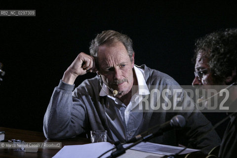 The writer Erri De Luca and the singer Gianmaria Testa in CHISCIOTTE E GLI INVINCIBILI.di Erri De Luca.con Erri De Luca; Gianmaria Testa.e Gabriele Mirabassi Produzioni Fuorivia Cuneo 13 novembre 2004 ©Marco Nirmal Caselli/Rosebud2