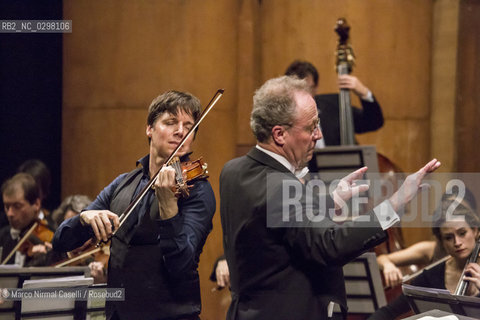 concerto stagione 2014/15 FERRARA MUSICA             CHAMBER ORCHESTRA OF EUROPE.EMMANUEL KRIVINE DIRETTORE.JOSHUA BELL VIOLINO..conductor;direttore dorchestra;music;classic music;musica classica;spartiti; ©Marco Nirmal Caselli/Rosebud2