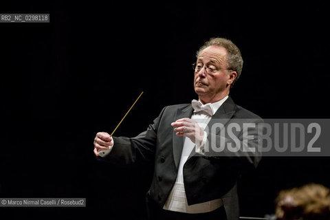 concerto stagione 2014/15 FERRARA MUSICA             CHAMBER ORCHESTRA OF EUROPE.EMMANUEL KRIVINE DIRETTORE.JOSHUA BELL VIOLINO..conductor;direttore dorchestra;music;classic music;musica classica;spartiti; ©Marco Nirmal Caselli/Rosebud2