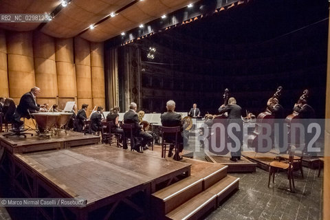 concerto stagione 2014/15 FERRARA MUSICA             CHAMBER ORCHESTRA OF EUROPE.EMMANUEL KRIVINE DIRETTORE.JOSHUA BELL VIOLINO..conductor;direttore dorchestra;music;classic music;musica classica;spartiti; ©Marco Nirmal Caselli/Rosebud2