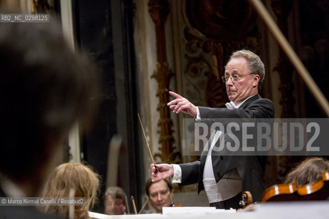 concerto stagione 2014/15 FERRARA MUSICA             CHAMBER ORCHESTRA OF EUROPE.EMMANUEL KRIVINE DIRETTORE.JOSHUA BELL VIOLINO..conductor;direttore dorchestra;music;classic music;musica classica;spartiti; ©Marco Nirmal Caselli/Rosebud2