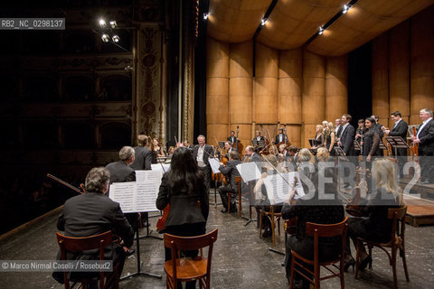 concerto stagione 2014/15 FERRARA MUSICA             CHAMBER ORCHESTRA OF EUROPE.EMMANUEL KRIVINE DIRETTORE.JOSHUA BELL VIOLINO..conductor;direttore dorchestra;music;classic music;musica classica;spartiti; ©Marco Nirmal Caselli/Rosebud2
