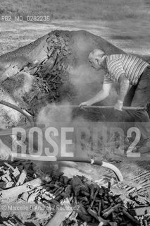 14/09/2013, Massiccio del Matese, Campania, Italia: carbonai estraggono il carbone dalla carbonaia (catuozzo). Lantico mestiere del carbonaio è resistito sul Matese fino agli anni 90. Oggi sempre più di rado assistiamo a scene come questa a causa dellarrivo di carbone dallestero a basso costo, cosa che non rende conveniente lestrazione tradizionale. ©Marcello DAndrea/Rosebud2