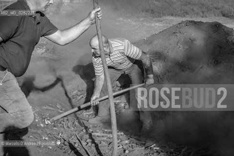 14/09/2013, Massiccio del Matese, Campania, Italia: carbonai estraggono il carbone dalla carbonaia (catuozzo). Lantico mestiere del carbonaio è resistito sul Matese fino agli anni 90. Oggi sempre più di rado assistiamo a scene come questa a causa dellarrivo di carbone dallestero a basso costo, cosa che non rende conveniente lestrazione tradizionale. ©Marcello DAndrea/Rosebud2