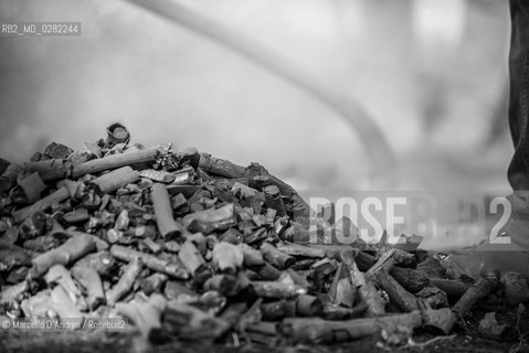 14/09/2013, Massiccio del Matese, Campania, Italia: carbonai estraggono il carbone dalla carbonaia (catuozzo). Lantico mestiere del carbonaio è resistito sul Matese fino agli anni 90. Oggi sempre più di rado assistiamo a scene come questa a causa dellarrivo di carbone dallestero a basso costo, cosa che non rende conveniente lestrazione tradizionale. ©Marcello DAndrea/Rosebud2