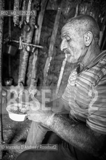 14/09/2013, Massiccio del Matese, Campania, Italia: carbonai nella loro baracca in un momento di riposo. Lantico mestiere del carbonaio è resistito sul Matese fino agli anni 90. Oggi sempre più di rado assistiamo a scene come questa a causa dellarrivo di carbone dallestero a basso costo, cosa che non rende conveniente lestrazione tradizionale. ©Marcello DAndrea/Rosebud2