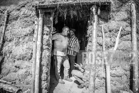 14/09/2013, Massiccio del Matese, Campania, Italia: carbonai nella loro baracca in un momento di riposo. Lantico mestiere del carbonaio è resistito sul Matese fino agli anni 90. Oggi sempre più di rado assistiamo a scene come questa a causa dellarrivo di carbone dallestero a basso costo, cosa che non rende conveniente lestrazione tradizionale. ©Marcello DAndrea/Rosebud2