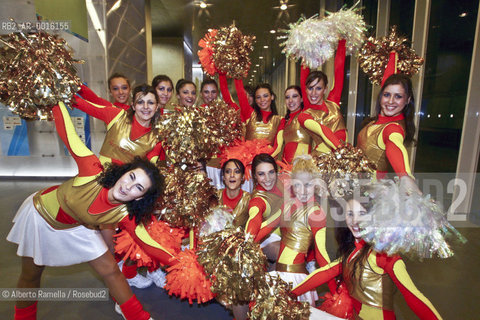 ITALY - TORINO 2006 WINTER OLYMPIC GAMES - WORK IN PROGRESS FOR 2006 TORINO WINTER OLYMPIC GAMES-cheer leaders in hockey isozaki ice palace ©Alberto Ramella/Rosebud2