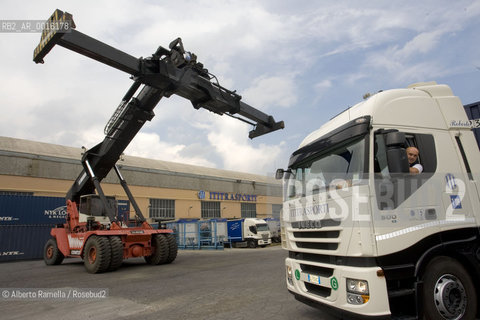 ititrasporti - trasporti su gomma e logistica - volvera (to)-operazione di  movimentazione ©Alberto Ramella/Rosebud2