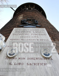 primo ciak del film di Renato De Maria La prima linea, ispirato a Miccia Corta, il libro di Sergio Segio allex carcere le nuove di torino..nella foto: le lapidi degli agenti lanza e pusceddu uccisi da primaline davanti alle nuove nel 1978 ©Alberto Ramella/Rosebud2