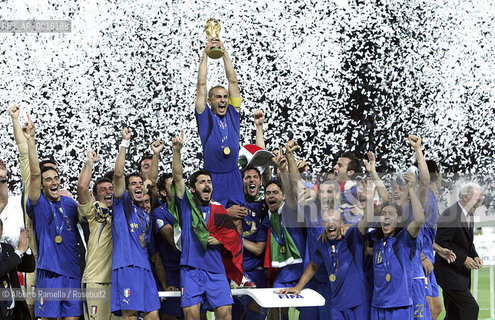 BERLINO, 9.7.06 - FINALE FIFA WORLD CUP - ITALIA FRANCIA 6-4 (dopo rigori) - litalia e campione del mondo di calcio.nella foto: festeggiamenti dopo la vittoria dei mondiali ©Alberto Ramella/Rosebud2