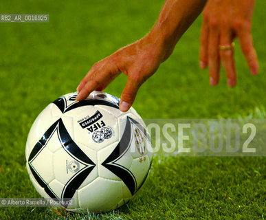 OFFSIDE (behind the scenes of soccer heaven).in the reportage you can see what youll never see on television.  A trip inside the secrets of the professional world of soccer where  actors are not only the players. 2000-2008.in the picture: preparing the ball for a corner ©Alberto Ramella/Rosebud2