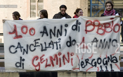 il Presidente della Repubblica Giorgio Napolitano in visita a Torino, al Teatro Regio in occasione dei lavori del convegno sul centenario di Norberto Bobbio..nella foto: protesta studenti contro la legge gelmini ©Alberto Ramella/Rosebud2