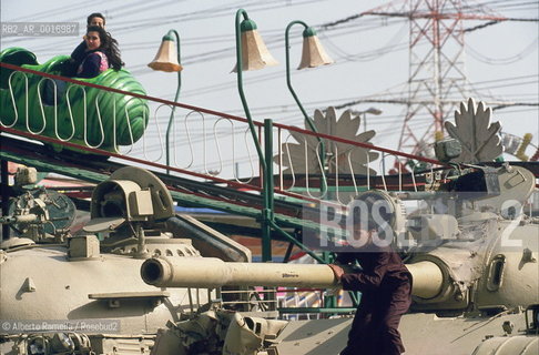 kuwait city, iraqi tank captured, near luna park one year after the end of the gulf war, ©Alberto Ramella/Rosebud2