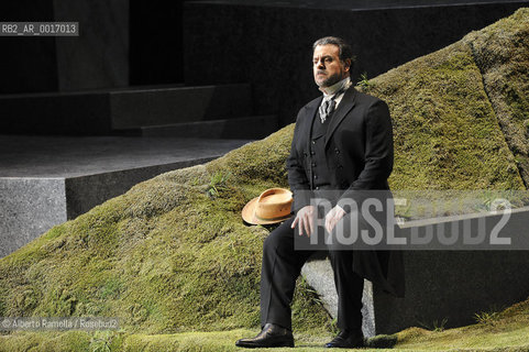 LA TRAVIATA - STAGIONE 2009-2010 - TEATRO REGIO DI TORINO - nella foto carlos alvarez (sergio germont) ©Alberto Ramella/Rosebud2