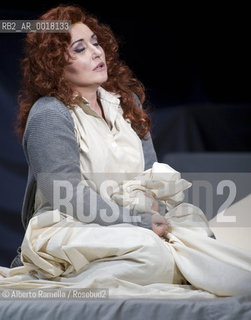 LA TRAVIATA - STAGIONE 2009-2010 - TEATRO REGIO DI TORINO - nella foto elena mosuc (violetta) ©Alberto Ramella/Rosebud2