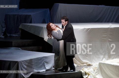 LA TRAVIATA - STAGIONE 2009-2010 - TEATRO REGIO DI TORINO - nella foto francesco meli (alfredo germont) con elena mosuc (violetta) ©Alberto Ramella/Rosebud2